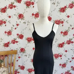 ブラック リブキャミワンピース ミモレ丈 スリムシルエット 伸縮あり 韓国ライクなタイトワンピース