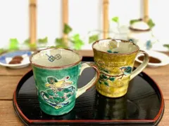 メーカー直送 九谷焼 ペアマグカップ 宝尽くし緑塗り ＆金糸梅に鳥黄塗り 裏絵