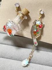 クリスマスの小瓶と猫のピアス（アシンメトリーデザイン）