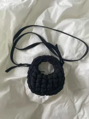 COS キルト ナノ クロスボディーバッグ ブラック