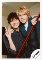 【中古】生写真(ジャニーズ) Aぇ! group/末澤誠也・小島健/上半身・衣装グレー.緑・末澤右手ピース・小島左手手すり/「僕らAぇ! groupがbrakeしそうですねん?!」グッズオフショット/公式生写真