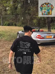 TNF（ザ・ノース・フェイス）とのコラボレーションモデル 専門店と同時期発売 前後ロゴの立体的なブロック文字 カップル用 男女兼用のプリント T シャツ 