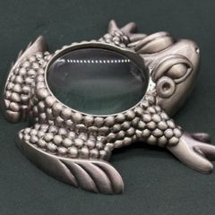 ○5095 Ms Dee/カエル柄の楕円形のピューター製ケース ブローチと