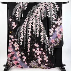 【美品】 振袖 身丈165cm 裄丈66.5cm M 袷 IKKO 落款 桜 草花 銀通し 金彩 黒 正絹 逸品 【中古】