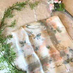 美品　Pierre Cardin 花柄　シルクスカーフ ピエールカルダン