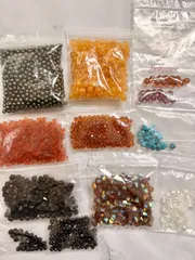 大容量　ハンドメイド　パーツ　ビーズ　カラフルパーツ　カラフルビーズ　アクセサリーパーツ　ピアス　イヤリング　ネックレス　ブレスレット　手芸資材　クラフト素材　小ぶり　詰め合わせセット