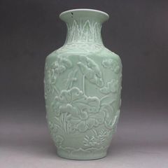 中国竜泉窯　青磁陰刻花入　高さ21.3㎝　東Y7-0804⭐︎2Fトヒト 中国美術 竜泉窯 青磁花入 木箱付 高さ28.3㎝ 東Y8-0604⑥タニコオ