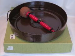 未使用 茶道具 銅鑼 桴付 仏教歌舞伎打楽器 鐘鳴物 重さ約1.3kg 元箱 銅鑼 バイ付き 直径 約35cm 寺院調度品 茶道具 歌舞伎 打楽器 鐘鳴物