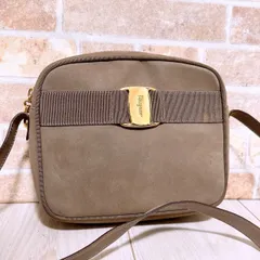 (美品)Ferragamo (フェラガモ)ショルダーバッグ スエード　ヴァラ