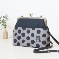 ネコとドットの帆布のがま口ショルダーバッグ〈グレー〉 ショルダーバッグ がま口バッグ がま口 鞄 斜め掛け 肩掛け モノトーン クリスマス プレゼント ギフト