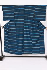 小紋 真綿紬 着物 横段 琉球柄 紺色系×深緑色系 しつけ - メルカリ