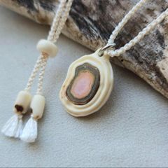 ☆天然石彫刻 ブレスレット ゴールドカラー紐 - メルカリ