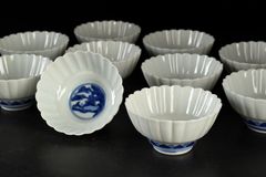 幕末期〜明治　古伊万里　染付菊花形角小皿　20客　醤油皿　器が素敵な料理屋 幕末期〜明治 古伊万里 染付菊花形角小皿 20客 醤油皿 器が素敵な料理