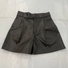 【ZARA／レディース】フェイクレザーショートパンツ 黒 Mサイズ 美品 トレンド素材／着回し抜群／ハイウエスト風シルエット