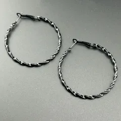 【新品】【ネコポス】アクセサリー ピアス リングピアス フープ ブラック カラー ツイスト 揺れる まる 大きめ◆