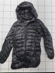 ◇ ⊇ ユニクロ UNIQLO ウルトラライトダウンフーデットコート ブラック系 Mサイズ レディース E  【1511100013146】