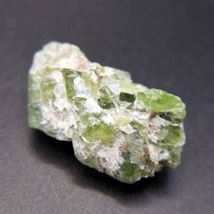 エメラルド原石 母岩付き 104g - メルカリ