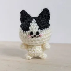あみぐるみ　ちびねこ　猫　ハチワレ　黒　前髪　ストラップ　ハンドメイド