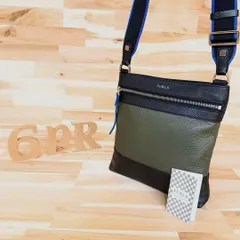 【フルラ】スクエア レザー ショルダーバッグ 配色パターン カーキ×黒ブラック