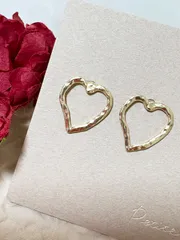 オープンハートのデザインピアス　チタン