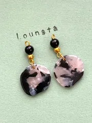 3308ブラックとピンクの個性派ピアス 樹脂ピアス