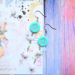 爽やかグリーンとお花　ロング　ピアス　イヤリング　フェミニン　ドロップ　ビーズアクセサリー　レトロ　パール　緑　ミント