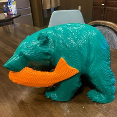 カラフルな木彫りの熊🐻 - メルカリ