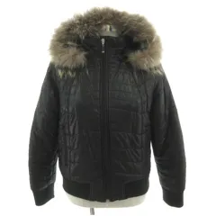 ニューバランス NEW BALANCE ジャケット ジャンパー スタンドカラー フード ラクーンファー ロゴ刺繍 ジップアップ 中綿入り ブラック 黒 L