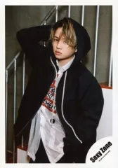 【中古】生写真(ジャニーズ) Sexy Zone/菊池風磨/上半身・衣装黒・白・赤・フード被り・左向き・右手頭・階段/「Sexy Zone LIVE TOUR 2019 PAGES」グッズオフショット/公式生写真 