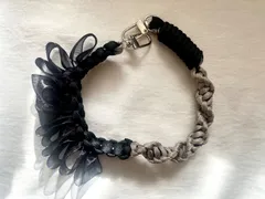 パラコード　スマホ　ハンドストラップ　ハンドメイド　フリル　リボン