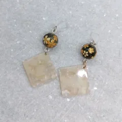 和モダン 桜風デザインビーズとべっ甲風スクエアの大人ピアス 個性派 上品 和レトロ×スクエアモチーフ 揺れるピアス