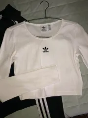アディダス 白 クロップド 長袖Tシャツ