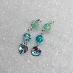 揺れるハートピアス透明感ブルー オーロラハート