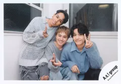 【中古】生写真(STARTO) Aぇ! group/草間リチャード敬太・小島健・佐野晶哉/横型・膝上/アルバム「D.N.A」MV＆ジャケ写オフショット/公式生写真