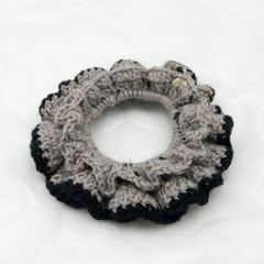 新生地☆1点のみ☆ハンドメイドレース重ねシュシュ - メルカリ