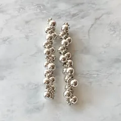 【選べる金具】メタリック 樹脂パール クール 揺れる ロング ピアス イヤリング シルバーカラー No.1894