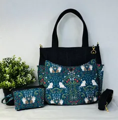 【裁縫ストア・ボヌール】大人かわいい　ねこ柄　キャットガーデン ネイビー　デニム生地ネイビー　サイドポケット付き丸底トートバッグ　ポケットいっぱい　ミニポーチ　ショルダーバッグ　ショルダーストラップ付き  ハンドメイド　ゴージャス/ №500-681