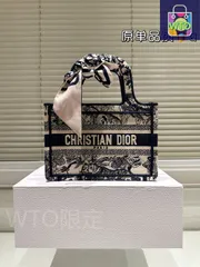 【今日特価】Dior ディオール ブックトート トートバッグ 立体刺繍を特徴づけるデザイン
