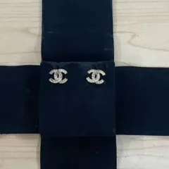 ◎【✨シャネル✨】高級ブランド　CHANEL　型番　C17V　ココマーク　ロゴ　ピアス　CC　ブランド　海外　フランス　おしゃれ　レディース　箱付き　カラー　金色　ゴールド　GOLD　刻印入り　ずっしり　金属　メタリック　キャッチ　付き