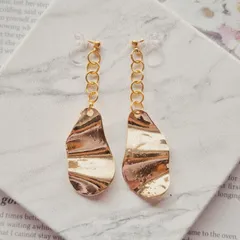 「ハンドメイド  揺れる変形メタルの樹脂ノンホールピアス ゴールド」  可愛い おしゃれ 大人可愛い  シンプル ナチュラル カジュアル モード デート イベント 推し活