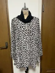 ヒョウ柄　タートルネック長袖Tシャツ　ベージュ系