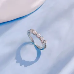 Terse　3粒ベビーパールを一列に連ねたシンプルなデザインのシルバー925リング　細かく施されたミルグレイン風のデザインが、どこかアンティーク調の落ち着きある雰囲気を感じさせます　さまざまなシーンでお気軽にお楽しみいただけます　サイズフリー　開け口