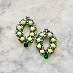 【選べる金具】チェコビーズ リース風 オーバルモチーフ ピアス イヤリング グリーン No.1664