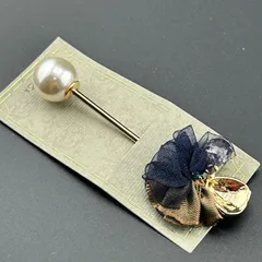 【新品】ネコポス◆定価1500円 アクセサリー ブローチ ピン ホワイト×ゴールド 華やか 可愛い◆