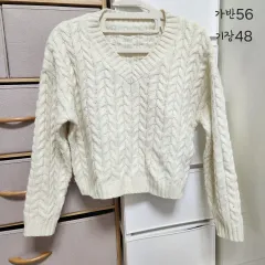 アイボリー Vネック ケーブル編み ニット