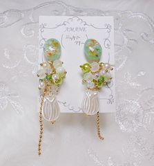 164 とっても華やかなお花とグリーンだよ❤️ ピアスorイヤリング 164