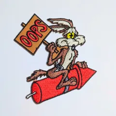 送料無料！ ★刺繍アイロンワッペン★【 Looney Tunes ( ルーニーテューンズ ) 】 ワイリーコヨーテ / OOPS爆弾〚アメリカン雑貨 アメトイ〛