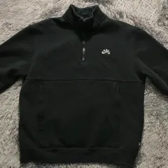 L ユニセックス NIKE ナイキ SB Anorak（アノラック） プレミアム ハーフジップアップ スウェット