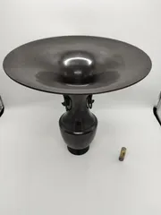 花器 唐銅製 焦げ茶色 花台 窯 工房 池坊 フラワーベース 水盤 華道具 花瓶 変形 シンプル 生花 華道 金属 手作り アンティーク レア レトロ インテリア ビンテージ 昭和 鳳凰耳 桔梗口 焼青銅色 24428四つ葉[YT00528]