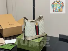 【今日特価】Gucci グッチ 折りたたみ式ボックスと飛行機型ボックス付き 調節可能な肩帯付き大容量ホボデザイン